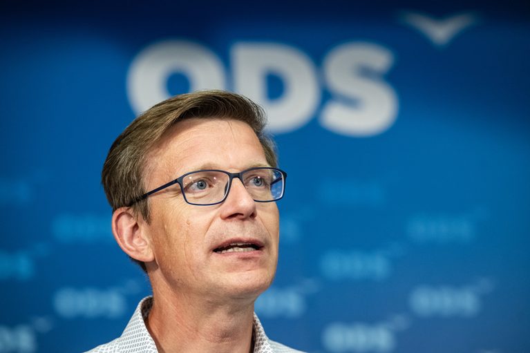 Opozice mluví kvůli schodku o rozpočtovém fiasku a o hazardu s budoucností