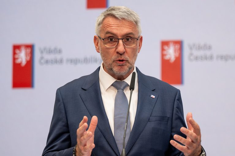 Metnar představí plán na zvyšování platů u bezpečnostních sborů