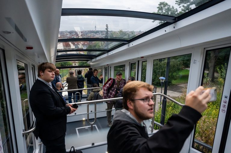 Petřínská lanovka se dnes vrátila do provozu, první jízdu zaplnily desítky lidí