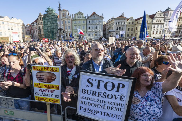 Milion chvilek v Praze demonstroval proti vládě, varoval před volbou populistů