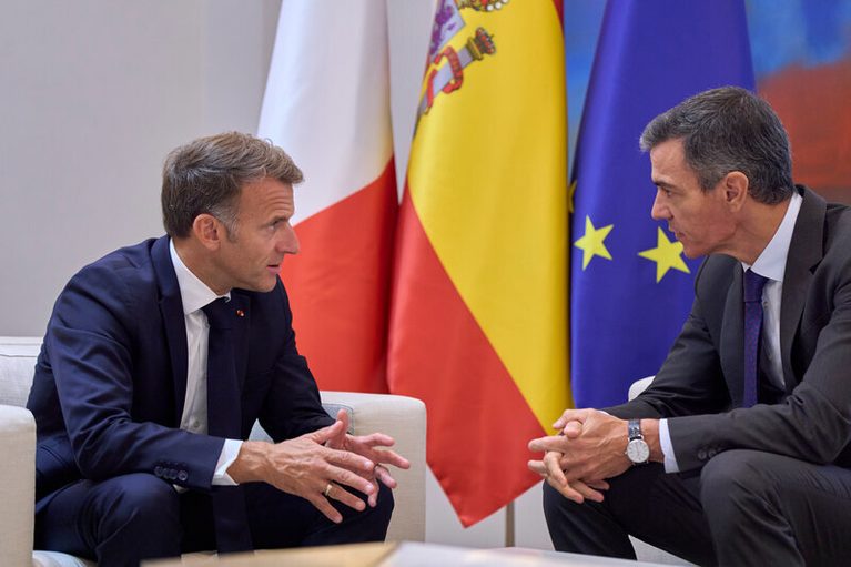 Návrat Británie do EU bychom vřele uvítali, shodli se Macron a Sánchez