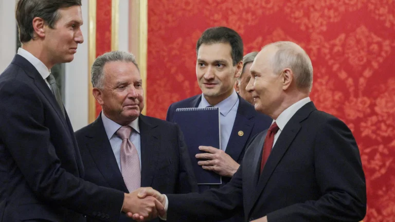Trumpovi vyjednavači jsou s Putinem v Kremlu. Kyjev i Moskva pozastavily útoky