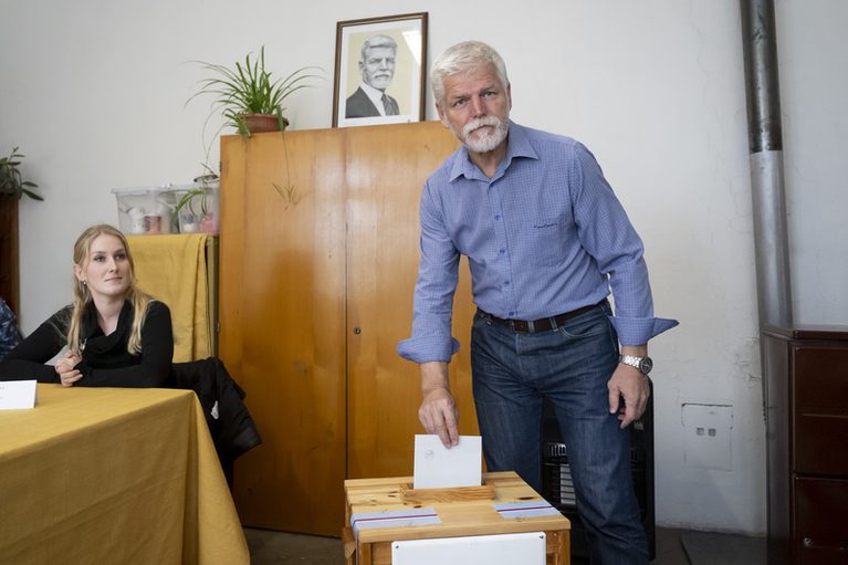 Prezident Pavel se kvůli zahraniční cestě nezúčastní voleb