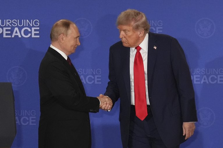 Trump tvrdí, že dohoda s Putinem o naftě je v zájmu Spojených států