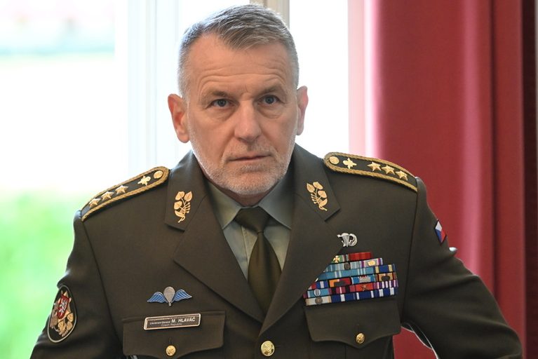 Vláda bude schvalovat novou koncepci armády 19. října, řekl Hlaváč
