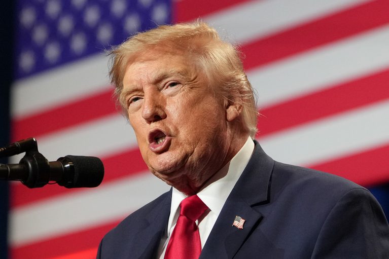 Mezi Ukrajinou a Ruskem podle Trumpa začíná platit energetické příměří