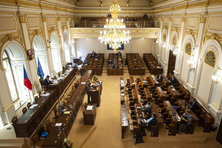 Pavlem vetovaný zákon o státních zaměstnancích projedná Sněmovna ve středu