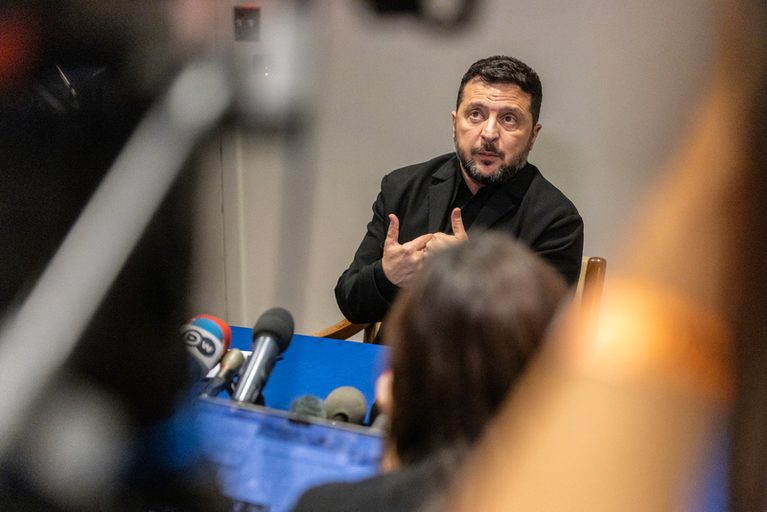 Ukrajina začne znovu útočit na rafinérie v Rusku, řekl Zelenskyj