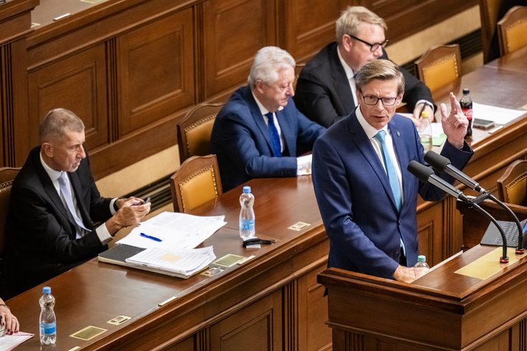 Sněmovna obnovila jednání o nedůvěře vládě, které zahájila v úterý
