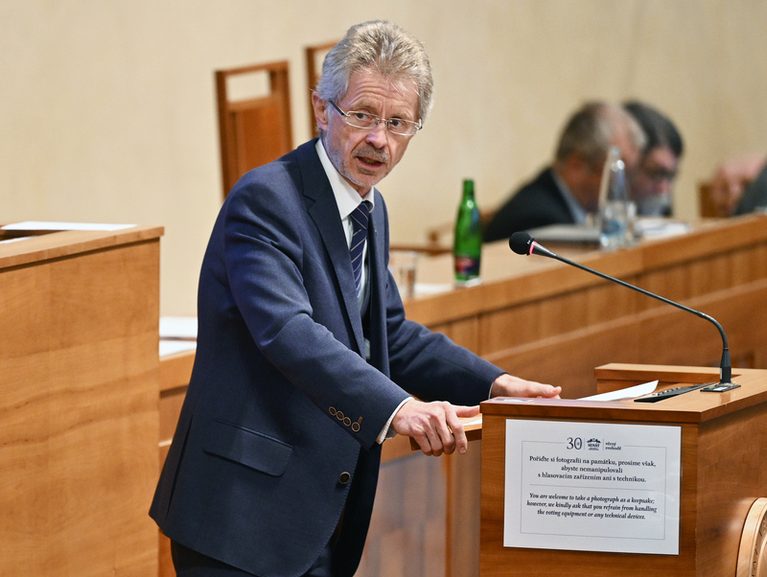 Senátoři připraví podle Vystrčila stížnost k ÚS na služební zákon
