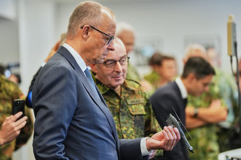 Evropa se nenechá hybridními útoky Ruska znejistit, řekl kancléř Merz
