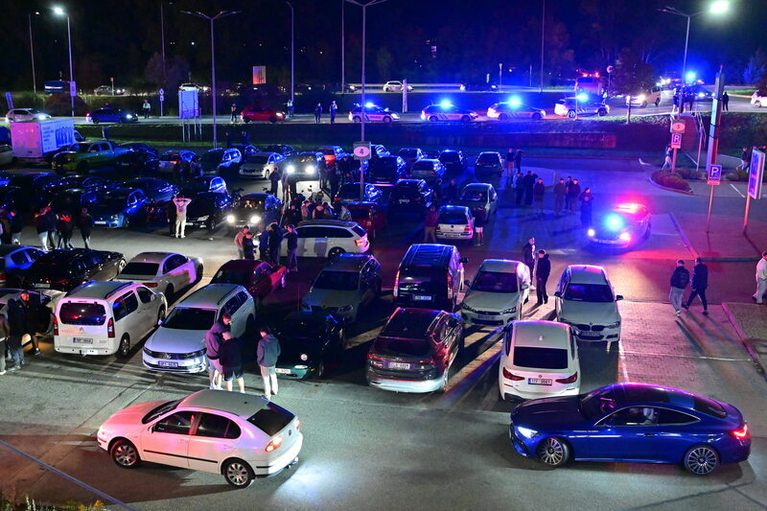 Na ilegálním sjezdu tuningových aut v Brně se v noci sjelo asi 1000 aut