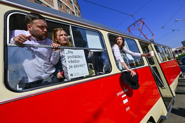 Česko si připomíná Havlovy nedožité devadesátiny, v Brně vyjela speciální tramvaj