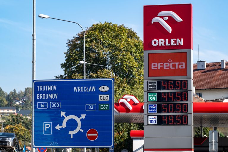 Vláda by měla projednat, zda bude pokračovat v regulaci cen pohonných hmot