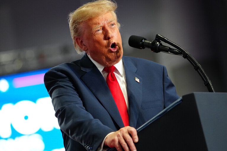 USA dál sdílejí zpravodajské informace s Ukrajinou, řekl Trump