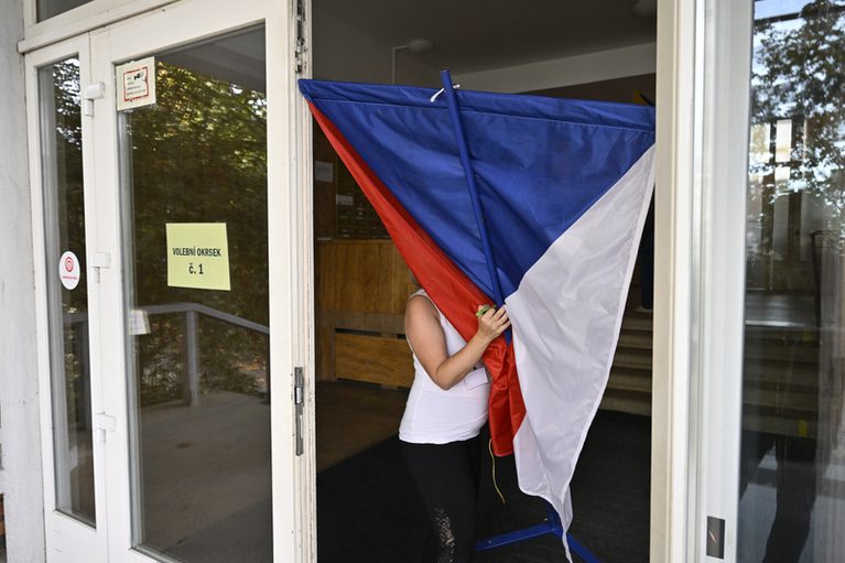 Místní vazby při tvorbě koalic převažují nad apely stran, míní politologové