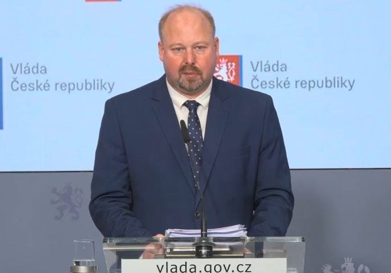 Vláda definovala zájem dítěte, soudy mají zohledňovat jeho bezpečí i názor