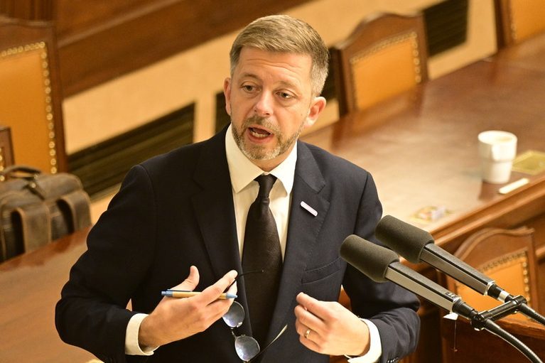 Schvalování změn ve státní službě provází ve Sněmovně opoziční kritika