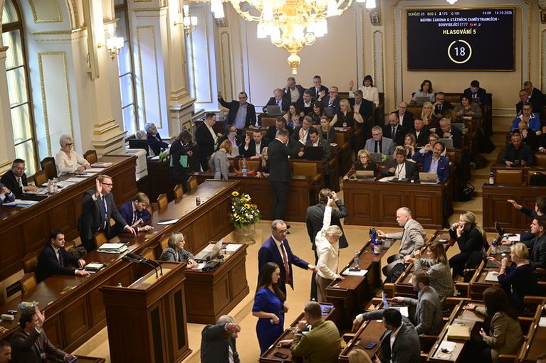 Koalice ve Sněmovně znovu prosadila možnost nočního projednávání zákonů