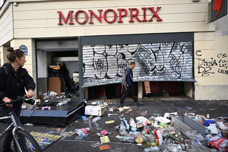 Francie zažila největší nepokoje za mnoho let, je to Macronův soumrak, píše tisk