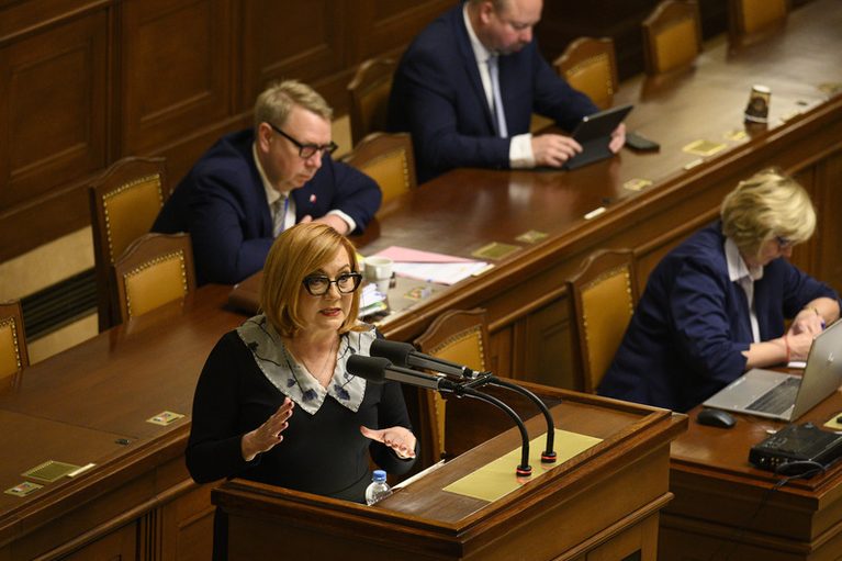 Návrh rozpočtu je investiční a prorůstový, hájila jej Schillerová