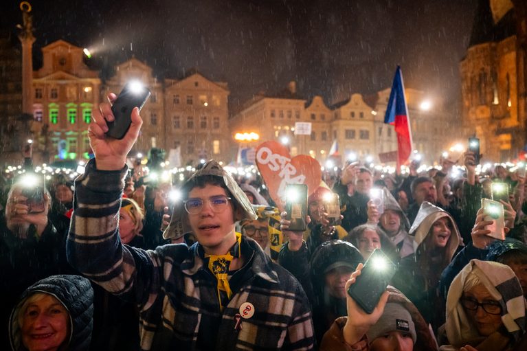 Tisíce lidí zaplnily Staroměstské náměstí na na podporu ČT a ČRo